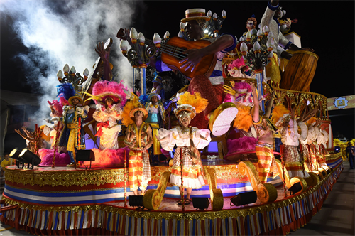 Các vũ công Samba thuộc trường Academicos do Tucuruvi biểu diễn trong đêm đầu tiên của lễ hội tại Sao Paulo ngày 13/2. AFP-TTXVN