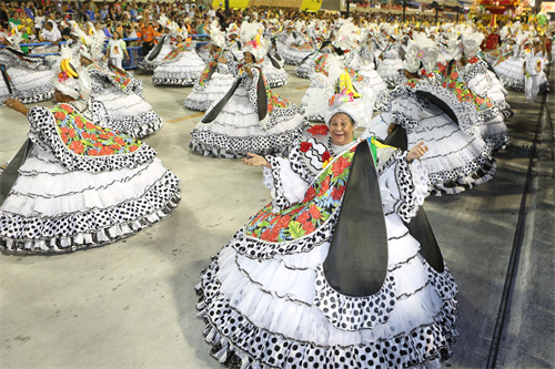 Các vũ công Samba thuộc trường "Academicos da Santa Cruz" biểu diễn trong lễ hội hóa trang ở Rio de Janeiro . THX-TTXVN