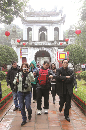 Khách nước ngoài thăm Văn Miếu - Quốc Tử Giám