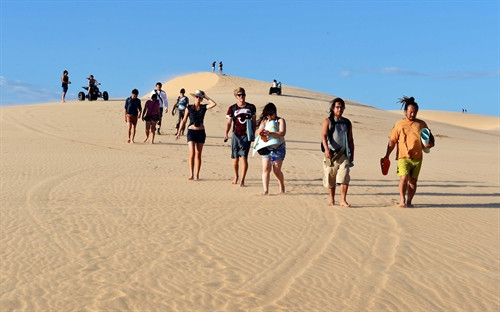 Cùng với Mũi Né, Bàu Trắng đã trở thành địa chỉ hấp dẫn đối với du khách khi tới thăm quan, nghỉ dưỡng ở Bình Thuận Cùng với Mũi Né, Bàu Trắng đã trở thành địa chỉ hấp dẫn đối với du khách khi tới thăm quan, nghỉ dưỡng ở Bình Thuận