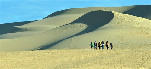 Du khách nước ngoài đắm mình với vẻ đẹp “ trời xanh, cát trắng, nắng vàng” của Bàu Trắng. Du khách nước ngoài đắm mình với vẻ đẹp “ trời xanh, cát trắng, nắng vàng” của Bàu Trắng.