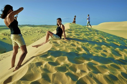 Du khách nước ngoài say mê ghi lại những khoảnh khắc trên đồi cát Bàu Trắng Du khách nước ngoài say mê ghi lại những khoảnh khắc trên đồi cát Bàu Trắng