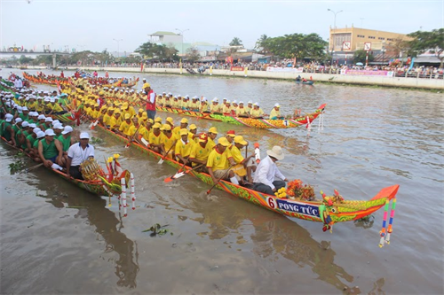 Đua ghe Ngo trong dịp lễ Ok Om Bok của đồng bào Khmer