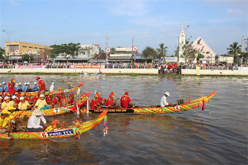 Những chiếc ghe Ngo được trang trí rất công phu