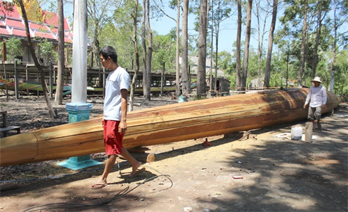 Cảnh làm ghe Ngo tại chùa Pothivanvongxa ở xã Xà Phiên, huyện Long Mỹ, tỉnh Hậu Giang