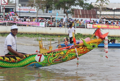 Đầu một chiếc ghe Ngo được trang trí tinh xảo