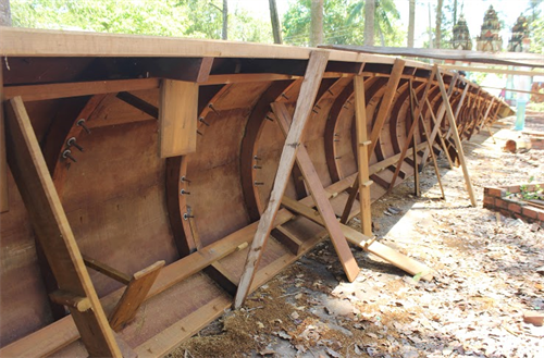 Bên trong thân ghe ngo đang được đóng bằng gỗ sao