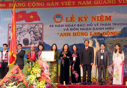 Trường Phổ thông vùng cao Việt Bắc đón nhận danh hiệu Anh hùng Lao động thời kỳ đổi mới. Ảnh: Lan Anh Trường Phổ thông vùng cao Việt Bắc đón nhận danh hiệu Anh hùng Lao động thời kỳ đổi mới. Ảnh: Lan Anh