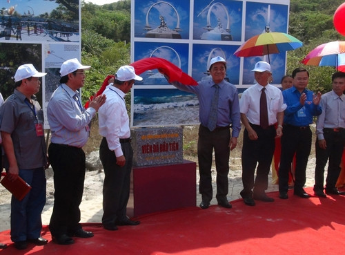 Các đại biểu đặt viên đá tượng trưng xây dựng Khu tưởng niệm Chiến sỹ Gạc Ma. Ảnh: Nguyên Lý- TTXVN