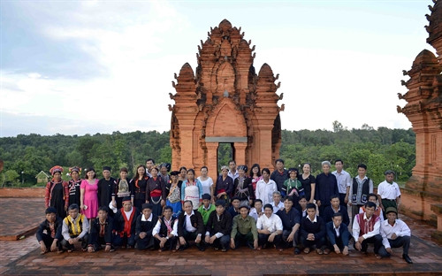 Thăm khu tháp Chăm tại “Ngôi nhà chung” Làng Văn hóa – Du lịch các dân tộc Việt Nam Thăm khu tháp Chăm tại “Ngôi nhà chung” Làng Văn hóa – Du lịch các dân tộc Việt Nam