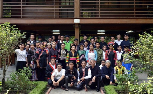 Đoàn đại biểu chụp ảnh lưu niệm tại nhà sàn Bác Hồ, trong Phủ Chủ tịch. Đoàn đại biểu chụp ảnh lưu niệm tại nhà sàn Bác Hồ, trong Phủ Chủ tịch.