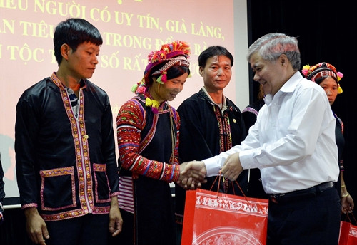 Thứ trưởng, Phó chủ nhiệm Ủy ban Dân tộc Đỗ Văn Chiến trao tặng quà cho các đại biểu Thứ trưởng, Phó chủ nhiệm Ủy ban Dân tộc Đỗ Văn Chiến trao tặng quà cho các đại biểu