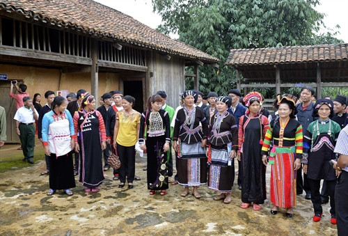 Các đai biểu thăm quan khu nhà dân tộc Bố Y tại Làng Văn hóa – Du lịch các dân tộc Việt Nam Các đai biểu thăm quan khu nhà dân tộc Bố Y tại Làng Văn hóa – Du lịch các dân tộc Việt Nam