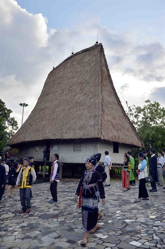 Thăm nhà rông Rơ Măng Thăm nhà rông Rơ Măng