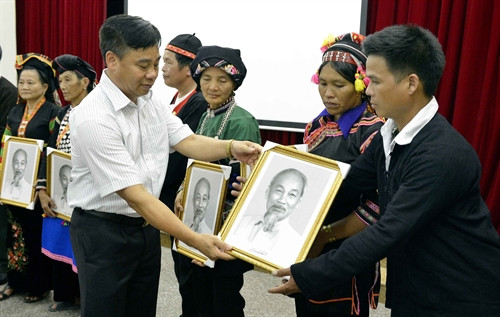 Giám đốc khu di tích Chủ tịch Hồ Chí Minh, Nguyễn Văn Công tặng ảnh chân dung Bác Hồ cho các đại biểu Giám đốc khu di tích Chủ tịch Hồ Chí Minh, Nguyễn Văn Công tặng ảnh chân dung Bác Hồ cho các đại biểu