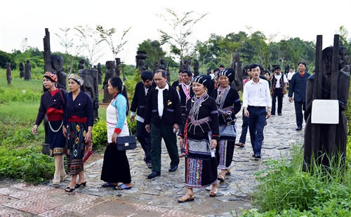 : Các đại biểu thăm không gian vườn tượng Tây Nguyên : Các đại biểu thăm không gian vườn tượng Tây Nguyên