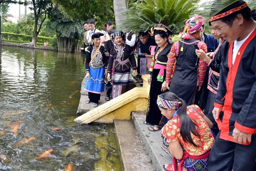 Các đại biểu thăm ao cá Bác Hồ trong khu di tích Chủ tịch Hồ Chí Minh Các đại biểu thăm ao cá Bác Hồ trong khu di tích Chủ tịch Hồ Chí Minh
