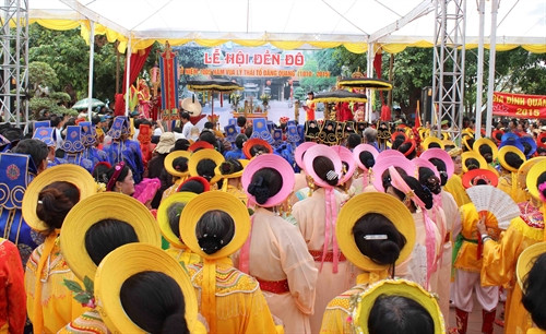 Đông đảo du khách về dự lễ hội Đền Đô