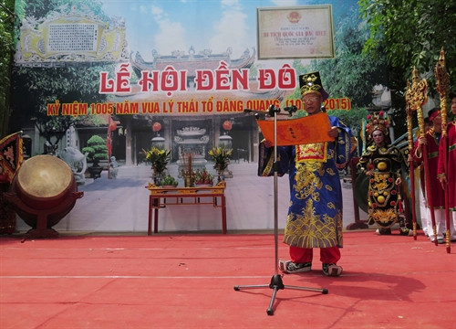 Tái hiện cảnh đọc Chiếu rời đô của Đức vua Lý Thái Tổ - Lý Công Uẩn tại lễ hội.