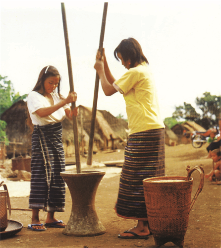 Giã gạo chày đôi