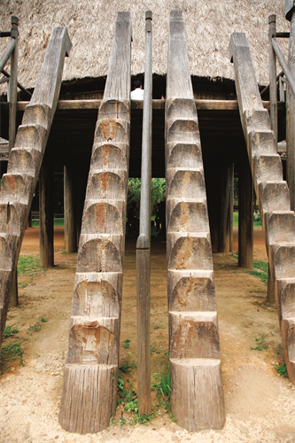 Cầu thang lên nhà Rông