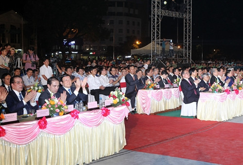 Chủ tịch nước Trương Tấn Sang, Chủ tịch Quốc hội Nguyễn Sinh Hùng cùng các đại biểu tham dự buổi lễ. Ảnh: Nhan Sáng-TTXVN Chủ tịch nước Trương Tấn Sang, Chủ tịch Quốc hội Nguyễn Sinh Hùng cùng các đại biểu tham dự buổi lễ. Ảnh: Nhan Sáng-TTXVN
