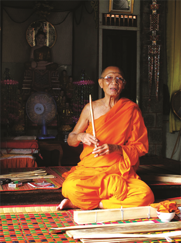 Hòa tượng Chau Ty là người duy nhất biết cách viết và chế tác kinh