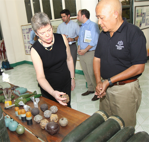Bà Rose E. Gottemoeller thăm Trung tâm giáo dục phòng tránh bom mìn Danann Parry của tổ chức Cây Hoà bình Việt Nam tại Quảng Trị. Ảnh: Hồ Cầu-TTXVN
