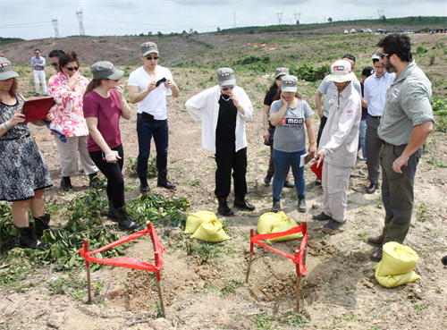 Bà Rose E. Gottemoeller Thứ trưởng Ngoại giao Hoa Kỳ thăm hiện trường Dự án rà phá bom mìn của tổ chức MAG (Tổ chức nhân đạo phi chính phủ có trụ sở tại Vương quốc Anh, giúp đỡ các địa phương khắc phục ô nhiễm bom mìn) và NPA (Tổ chức viện trợ nhân dân Na Uy tại Việt Nam) tại thôn Tràng Soi, xã Triệu Ái, huyện Triệu Phong. Ảnh: Hồ Cầu-TTXVN