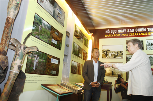 Bà Rose E. Gottemoeller thăm Trung tâm khắc phục hậu quả chiến tranh tỉnh Quảng Trị. Ảnh: Hồ Cầu-TTXVN