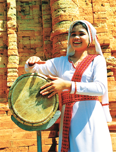 Thiếu nữ Chăm bên tháp cổ.