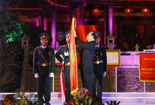 Phó Thủ tướng Vũ Văn Ninh trao Huân chương Độc lập hạng Ba cho cán bộ và nhân dân Thị xã Phổ Yên. Ảnh: Thu Hằng - TTXVN.