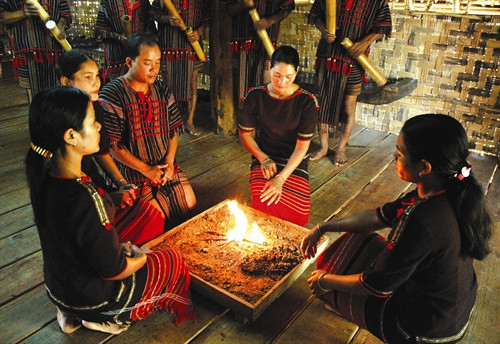 Lễ cúng lửa lên nhà mới của người M’Nông. Ảnh: Mạc Ly- TTXVN