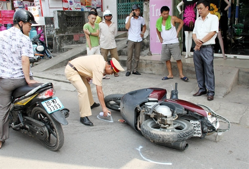 Cảnh sát giao thông có mặt tại hiện trường để điều tra làm rõ vụ tai nạn giao thông. Cảnh sát giao thông có mặt tại hiện trường để điều tra làm rõ vụ tai nạn giao thông.