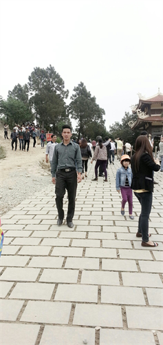 Đường lên khu mộ Đại tướng đã được lát đá phục vụ người dân tới viếng thăm Đại tướng.