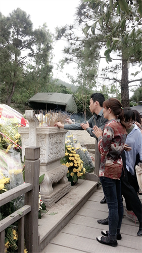 Tại Vũng Chùa, hàng ngày có hàng nghìn người tới viếng mộ Đại tướng Võ Nguyên Giáp.