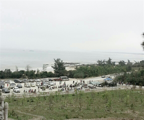 Bãi đõ xe đươc bố trí gọn gàng, bảo đảm mỹ quan và trật tự giao thông ở khu vưc Vũng Chùa- đảo Yến