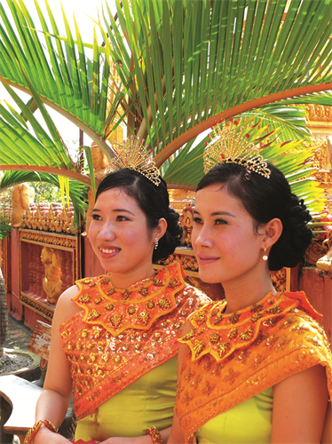 Trang phục truyền thống tôn thêm vẻ đẹp của phụ nữ Khmer