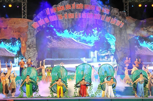 Các nghệ sĩ biểu diễn hoạt cảnh "Địa linh" khai hội Lễ hội hang động Quảng Bình năm 2015.Ảnh: Minh Đức - TTXVN