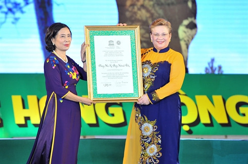 Bà Katherine Muller Marin, Trưởng Đại diện UNESCO tại Việt Nam trao bằng của tổ chức Unesco ghi danh Vườn Quốc gia Phong Nha - Kẻ Bàng là di sản thiên nhiên thế giới lần 2 cho Thứ trưởng Bộ Văn hóa, Thể thao & Du lịch Đặng Thị Bích Liên.Ảnh: Minh Đức – TTXVN