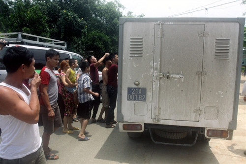 Xe đặc chủng di lý các bị can về công an tỉnh Yên Bái. Ảnh: Thế Duyệt- TTXVN