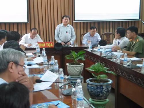 Thứ trưởng Bộ Giáo dục và Đào tạo Bùi Văn Ga (đứng) kiểm tra công tác tổ chức kỳ thi Trung học phổ thông quốc gia cụm thi liên tỉnh Tiền Giang – Bến Tre. Ảnh: TTXVN