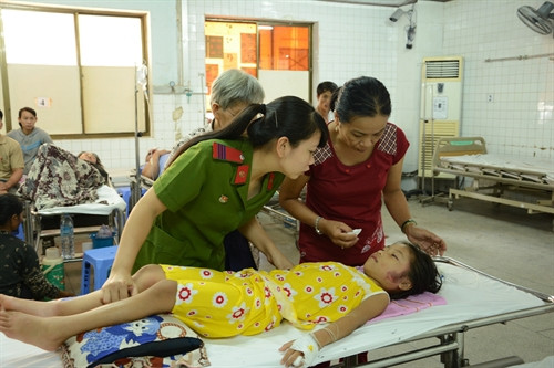 Cháu bé đang được chăm sóc tại bệnh viện sau khi được giải cứu Cháu bé đang được chăm sóc tại bệnh viện sau khi được giải cứu