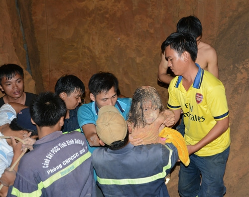 Sau hơn 9 giờ nỗ lực giải cứu, lực lượng cứu hộ tỉnh Bình Dương đã cứu được bé gái bị rơi xuống giếng đào công nghiệp Sau hơn 9 giờ nỗ lực giải cứu, lực lượng cứu hộ tỉnh Bình Dương đã cứu được bé gái bị rơi xuống giếng đào công nghiệp