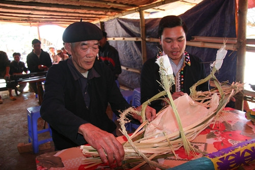 Chuẩn bị nguyên liệu cúng, mời anh em, người dân trong bản đến dự