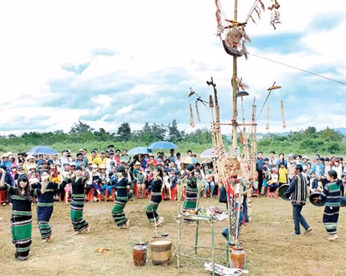 Lễ mừng được mùa của đồng bào M’nông ở xã Đắk N'Drung (Đắk Song). Ảnh: Hồ Mai