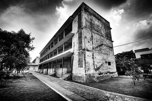 Nhà tù liên bang Alcatraz được coi là một trong những nơi đáng sợ nhất trên thế giới, giam giữ tội phạm khét tiếng. Nhà tù nằm trên hòn đảo cùng tên, ngoài khơi bờ biển San Francisco (Mỹ). Vì nằm cách xa bờ, trong khu vực nước lạnh, dòng chảy mạnh và nhiều sương mù, Alcatraz từng được coi là nhà tù có hệ thống an ninh mạnh nhất từ 1934-1963. Sau khi đóng cửa năm 1963, nhà tù này trở thành điểm đến yêu thích cho du khách khắp mọi nơi trên thế giới. Ảnh: Amazonaws. Nhà tù trên đảo Robben (Nam Phi): Hòn đảo Robben là nơi đã giam giữ cựu Tổng thống Nelson Mandela 18 năm ròng cùng hàng chục tù nhân chính trị khác. Tù nhân da đen bị phân biệt đối xử, được ăn ít, và bị xa lánh. Mandela chỉ được phép có một khách đến thăm, nhận một lá thư sáu tháng một lần trong thời gian giam giữ. Hiện nay, nhà tù là một viện bảo tàng thu hút hàng nghìn du khách. Ảnh: Brand South Africa. Nhà tù S21 (Campuchia): Nhà tù S21 ban đầu là một trường trung học nhưng đã được chế độ Khmer Đỏ do Pol Pot lãnh đạo biến thành một trung tâm tra tấn, tra vấn vào năm 1976. Trong số 14.000 người bị giam trong nhà tù này, chỉ có 7 người còn sống sót. Ngày nay, nơi này được biết đến như Bảo tàng Diệt chủng Tuol Sleng, đón hàng triệu du khách mỗi năm. Ảnh: Agron Dragaj photography. Nhà tù San Pedro (Bolivia): San Pedro được coi là nhà tù kỳ lạ nhất thế giới vì vừa giống nhà tù: tù nhân không được thoát ra khỏi hàng rào thép và có cảnh sát canh gác; lại giống như một khu tập thể đông đúc, với hơn 2.000 tù nhân, cùng sinh sống, làm các công việc như bán hàng, thợ thủ công, đầu bếp… Cảnh sát chỉ đứng gác bên ngoài, đảm bảo không phạm nhân nào trốn thoát, còn mọi chuyện bên trong nhà tù, bao gồm cả việc chém giết là do các phạm nhân tự quản lý. Ảnh: Sophieandchris. Nhà tù Iwahig (Philippines): Nhà tù Iwahig được nhiều người đánh giá là “nơi sung sướng nhất trong các nhà tù”. Nơi này khác biệt hoàn toàn với những nơi giam giữ phạm nhân khác trên thế giới vì đã trở thành một điểm du lịch thực sự. Các tù nhân ở đây được trồng lúa trên cánh đồng rộng lớn, đi lễ nhà thờ mỗi cuối tuần. Hơn 2.500 tù nhân và khách du lịch có thể giao tiếp tự do, thậm chí còn khiêu vũ để phục vụ cho du khách. Ảnh: Joanne Feliciano/Youtube. Nhà tù San Pedro Sula (Honduras): San Pedro Sula giống như một khu tập thể thu nhỏ với vật dụng sinh hoạt, các cửa hiệu, quán cà phê, tiệm bánh và nhiều cửa hàng thủ công. Nhà tù cũng được coi là nhà tù bạo lực nhất trên thế giới. Số người tử vong vì bạo lực lên đến đỉnh điểm vào năm 2012, khi có tới 20 vụ chém giết mỗi ngày. Ảnh: NY Daily News.