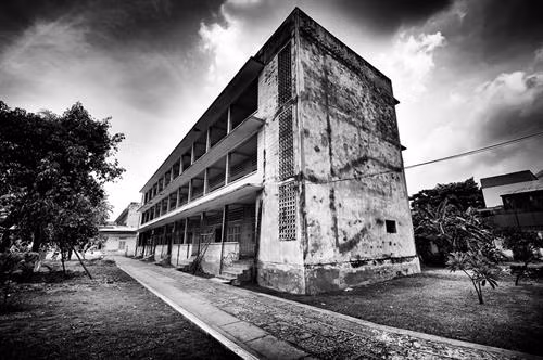 Nhà tù liên bang Alcatraz được coi là một trong những nơi đáng sợ nhất trên thế giới, giam giữ tội phạm khét tiếng. Nhà tù nằm trên hòn đảo cùng tên, ngoài khơi bờ biển San Francisco (Mỹ). Vì nằm cách xa bờ, trong khu vực nước lạnh, dòng chảy mạnh và nhiều sương mù, Alcatraz từng được coi là nhà tù có hệ thống an ninh mạnh nhất từ 1934-1963. Sau khi đóng cửa năm 1963, nhà tù này trở thành điểm đến yêu thích cho du khách khắp mọi nơi trên thế giới. Ảnh: Amazonaws. Nhà tù trên đảo Robben (Nam Phi): Hòn đảo Robben là nơi đã giam giữ cựu Tổng thống Nelson Mandela 18 năm ròng cùng hàng chục tù nhân chính trị khác. Tù nhân da đen bị phân biệt đối xử, được ăn ít, và bị xa lánh. Mandela chỉ được phép có một khách đến thăm, nhận một lá thư sáu tháng một lần trong thời gian giam giữ. Hiện nay, nhà tù là một viện bảo tàng thu hút hàng nghìn du khách. Ảnh: Brand South Africa. Nhà tù S21 (Campuchia): Nhà tù S21 ban đầu là một trường trung học nhưng đã được chế độ Khmer Đỏ do Pol Pot lãnh đạo biến thành một trung tâm tra tấn, tra vấn vào năm 1976. Trong số 14.000 người bị giam trong nhà tù này, chỉ có 7 người còn sống sót. Ngày nay, nơi này được biết đến như Bảo tàng Diệt chủng Tuol Sleng, đón hàng triệu du khách mỗi năm. Ảnh: Agron Dragaj photography. Nhà tù San Pedro (Bolivia): San Pedro được coi là nhà tù kỳ lạ nhất thế giới vì vừa giống nhà tù: tù nhân không được thoát ra khỏi hàng rào thép và có cảnh sát canh gác; lại giống như một khu tập thể đông đúc, với hơn 2.000 tù nhân, cùng sinh sống, làm các công việc như bán hàng, thợ thủ công, đầu bếp… Cảnh sát chỉ đứng gác bên ngoài, đảm bảo không phạm nhân nào trốn thoát, còn mọi chuyện bên trong nhà tù, bao gồm cả việc chém giết là do các phạm nhân tự quản lý. Ảnh: Sophieandchris. Nhà tù Iwahig (Philippines): Nhà tù Iwahig được nhiều người đánh giá là “nơi sung sướng nhất trong các nhà tù”. Nơi này khác biệt hoàn toàn với những nơi giam giữ phạm nhân khác trên thế giới vì đã trở thành một điểm du lịch thực sự. Các tù nhân ở đây được trồng lúa trên cánh đồng rộng lớn, đi lễ nhà thờ mỗi cuối tuần. Hơn 2.500 tù nhân và khách du lịch có thể giao tiếp tự do, thậm chí còn khiêu vũ để phục vụ cho du khách. Ảnh: Joanne Feliciano/Youtube. Nhà tù San Pedro Sula (Honduras): San Pedro Sula giống như một khu tập thể thu nhỏ với vật dụng sinh hoạt, các cửa hiệu, quán cà phê, tiệm bánh và nhiều cửa hàng thủ công. Nhà tù cũng được coi là nhà tù bạo lực nhất trên thế giới. Số người tử vong vì bạo lực lên đến đỉnh điểm vào năm 2012, khi có tới 20 vụ chém giết mỗi ngày. Ảnh: NY Daily News.