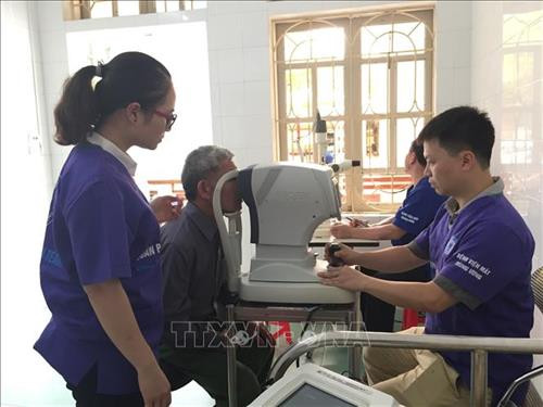 Khám mắt cho người dân vùng cao Yên Bái. Ảnh: Đinh Thùy - TTXVN