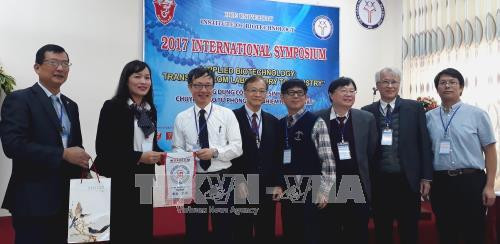 Đại diện trường Đại học Quốc gia Chung Cheng (Đài Loan) trao quà lưu niệm cho đại học Huế. Ảnh: Tường Vi - TTXVN